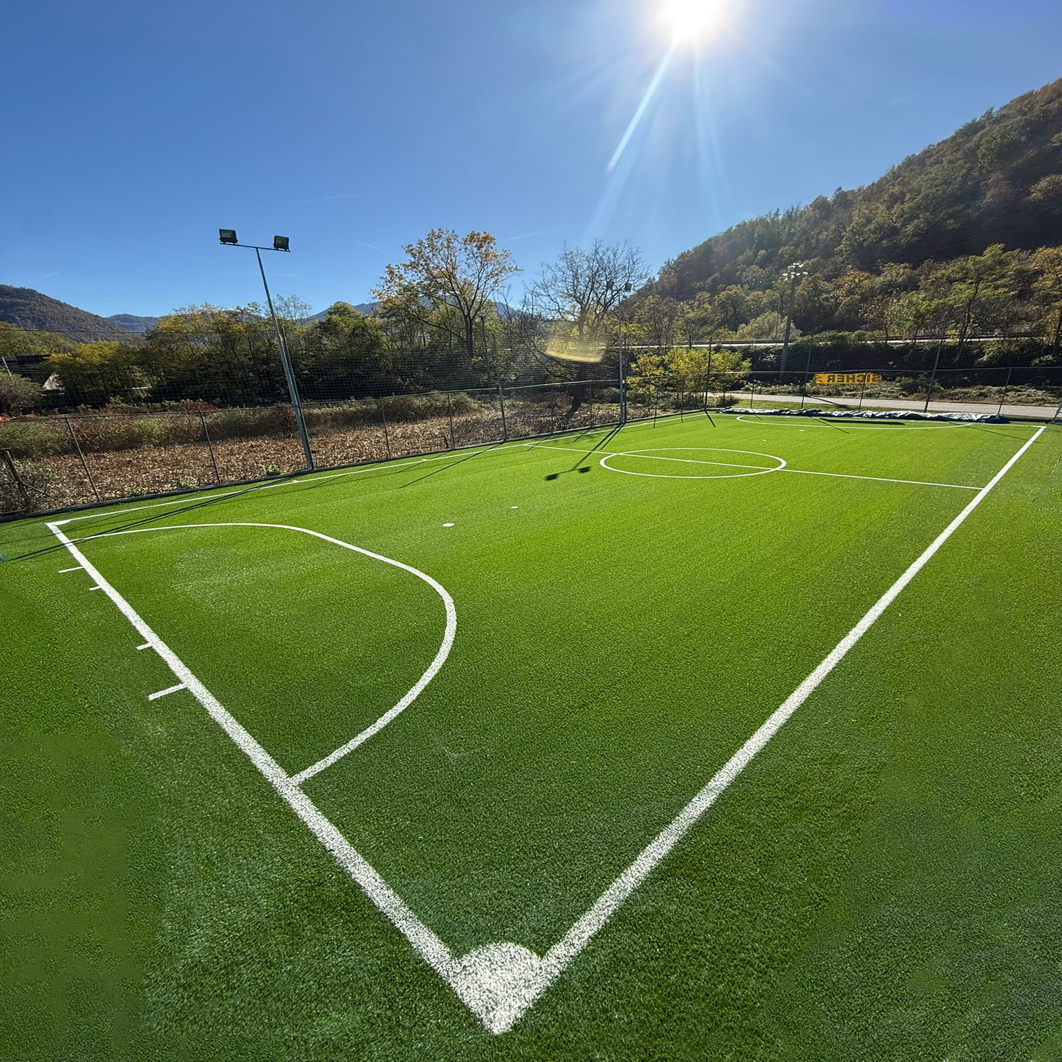 Campo da calcetto in erba sintetica - installazione campi sportivi Brescia